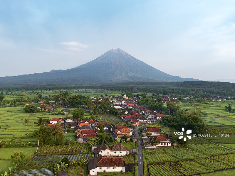 印尼塞梅鲁火山和晨雾图片素材
