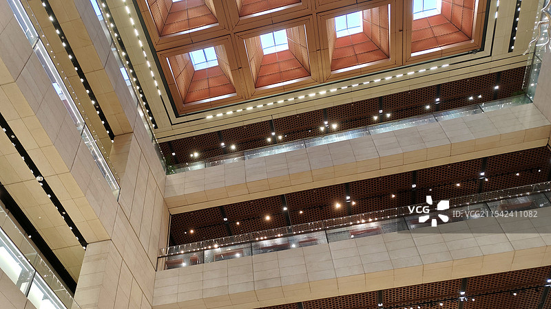 现代建筑内部结构明亮的大堂图片素材