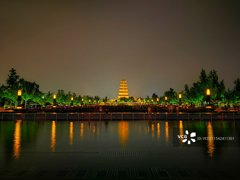 西安大雁塔广场夜景与大雁塔倒影图片素材