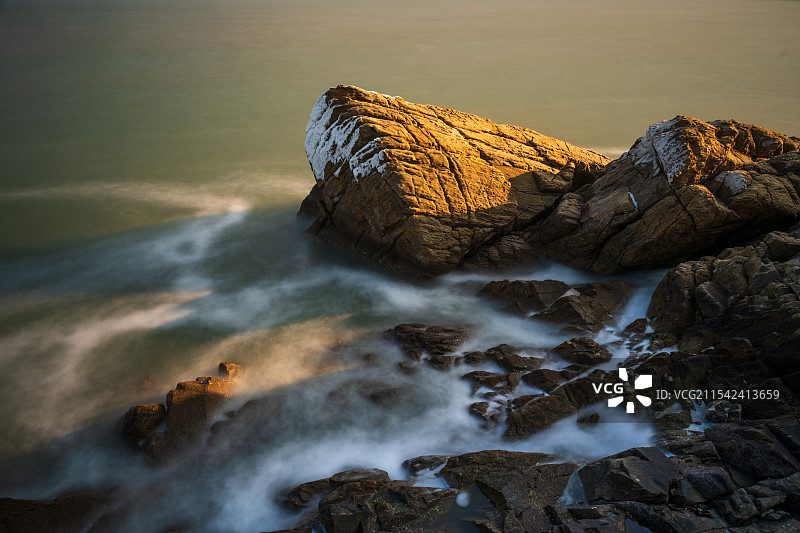 浪花与礁石：海边的交响乐图片素材