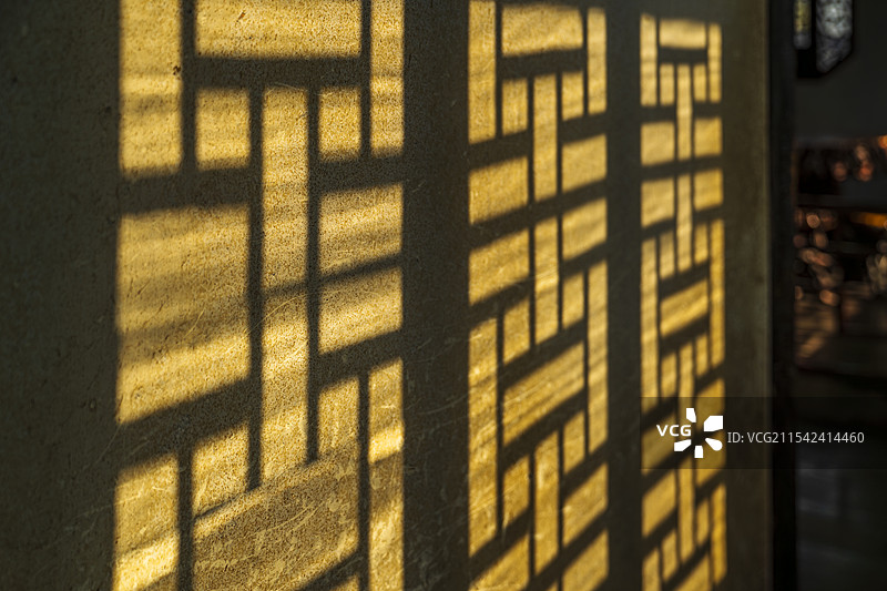 窗户在中国传统建筑墙上的投影图片素材