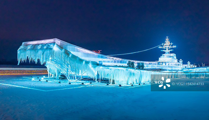 松花江畔~冰雪辽宁舰图片素材
