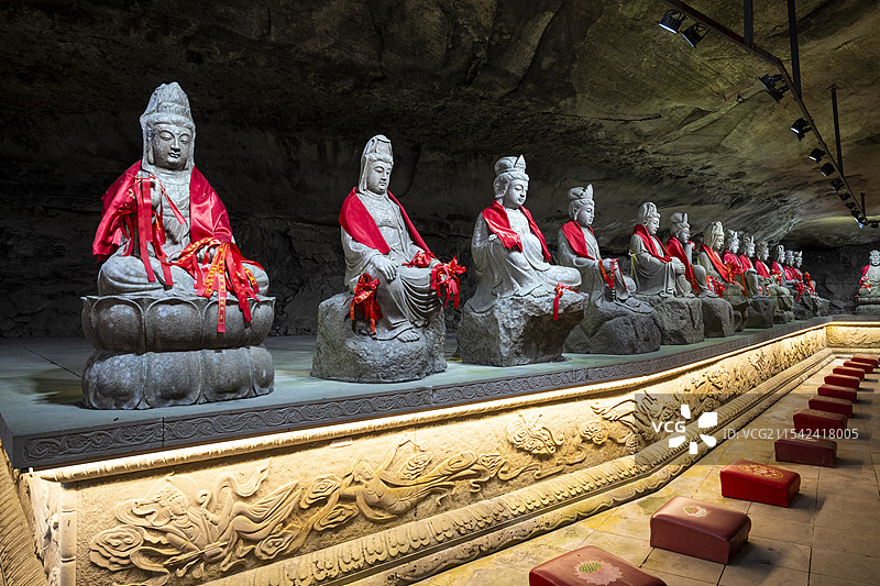 重庆万州大瀑布景区内的观音古洞图片素材