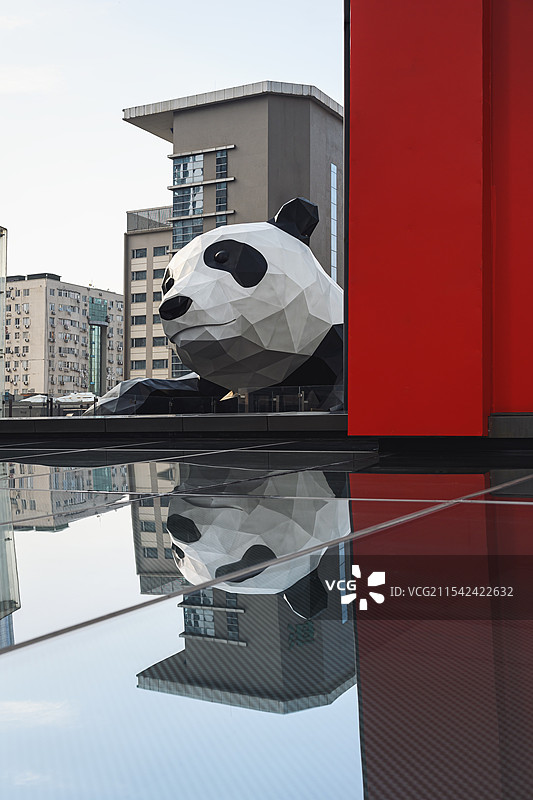 成都IFS国际金融中心爬楼的熊猫图片素材