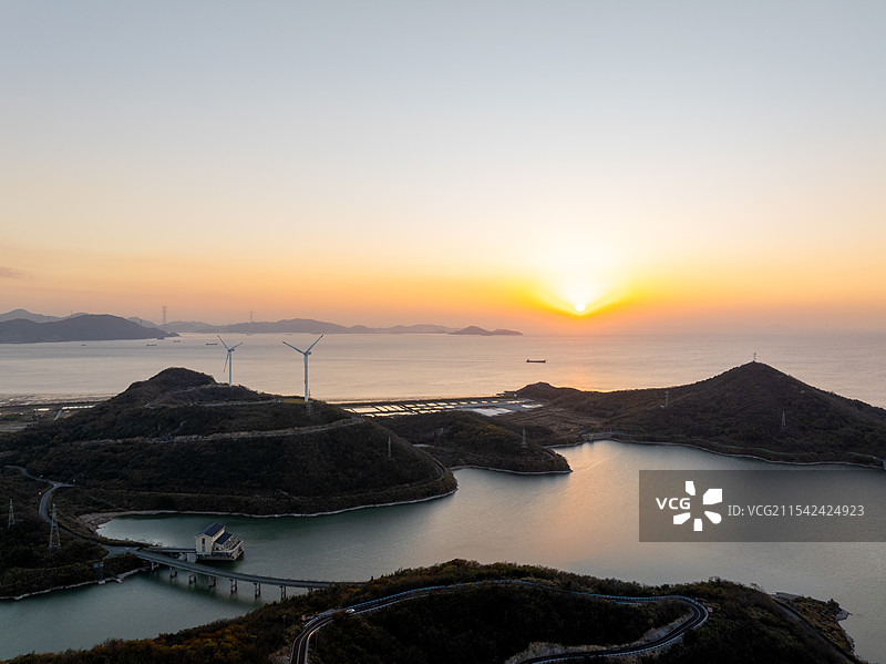 航拍浙江舟山马目山风车露营基地日落图片素材