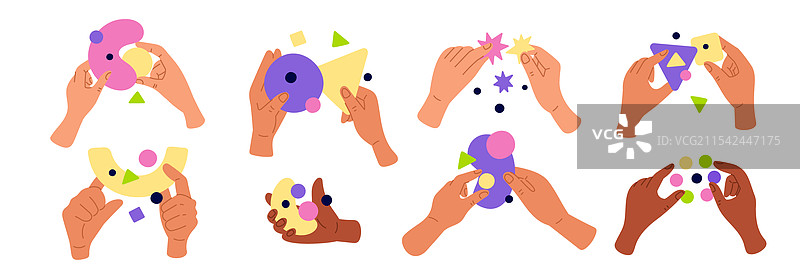 手握五彩斑斓的抽象形状收集物图片素材