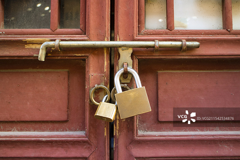 红木门上的一对铜锁图片素材
