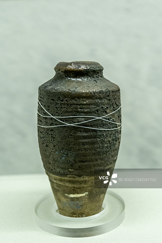 黑龙江省博物馆“20世纪初哈埠社会生活展”：铁褐釉小口瓶（1927年，洮南县附近古城遗址出土，辽）图片素材