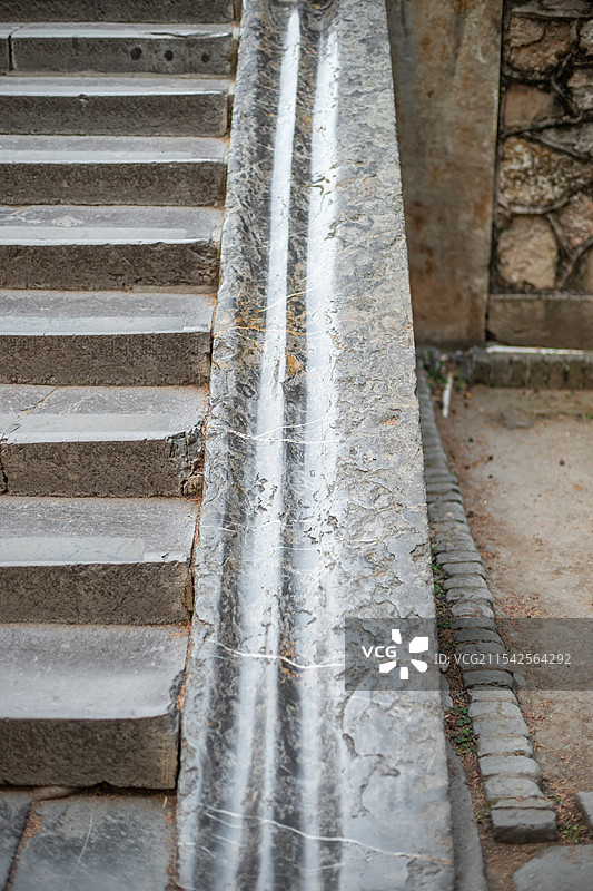 中国山东泰安著名景点泰山旅游风景区，岱庙包浆挂瓷光滑的滑梯台阶楼梯步行道路，户外白昼无人图像摄影图片素材