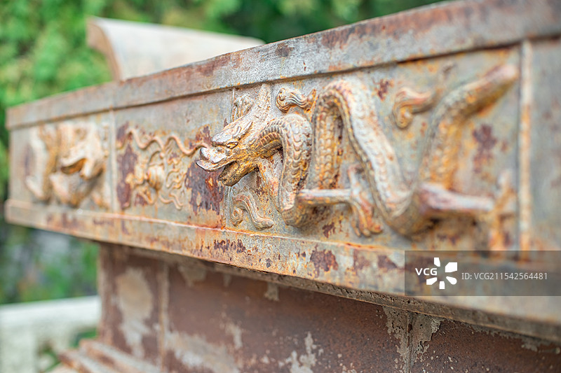 中国山东省泰安市泰山旅游景区著名景点，铸铁香炉上面盘龙神兽雕刻物，户外白昼无人图像摄影图片素材