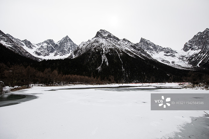 冬季的黑白雪山图片素材