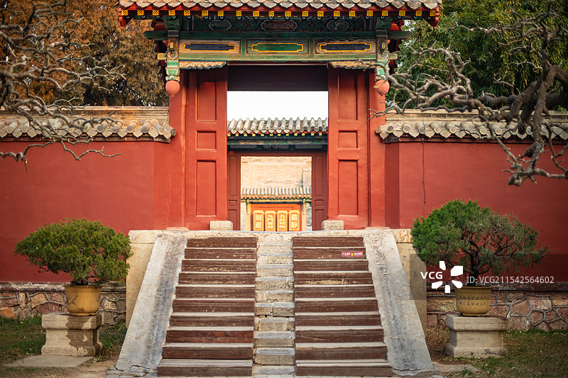 中国山东泰安泰山区泰山旅游景区著名景点，古代建筑行宫岱庙里的古典式随墙门拍摄主题，户外无人图像摄影图片素材