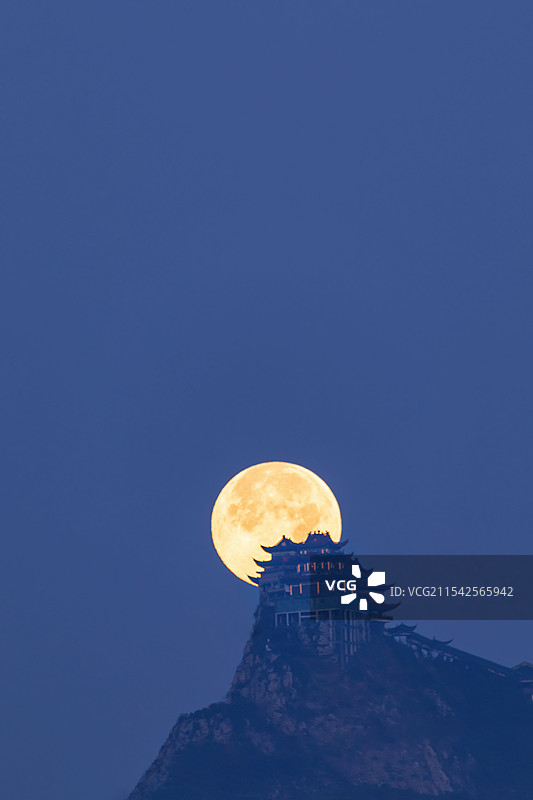 浙江温岭市楼旗尖月落图片素材