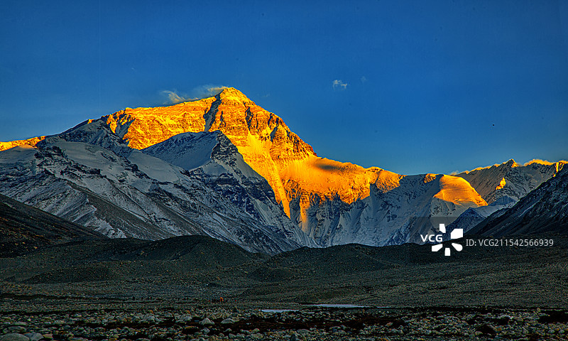 珠穆朗玛峰日照金山图片素材