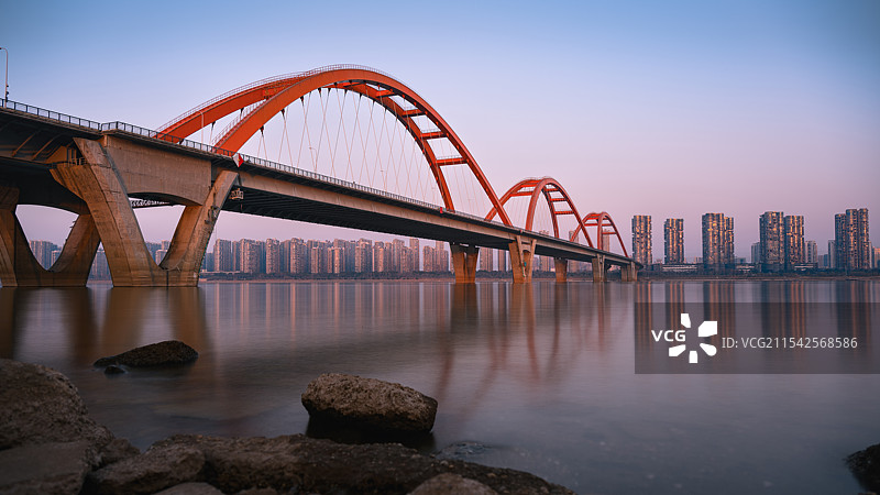 蓝调下福元路大桥图片素材