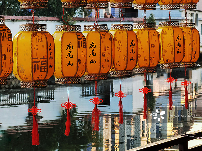 《福灯迎新》，摄于浙江省绍兴市柯桥区龙尾山村。图片素材