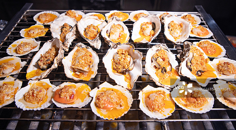 生蚝芝士焗生蚝蒜蓉生蚝烤生蚝海鲜烧烤滋补夜宵图片素材