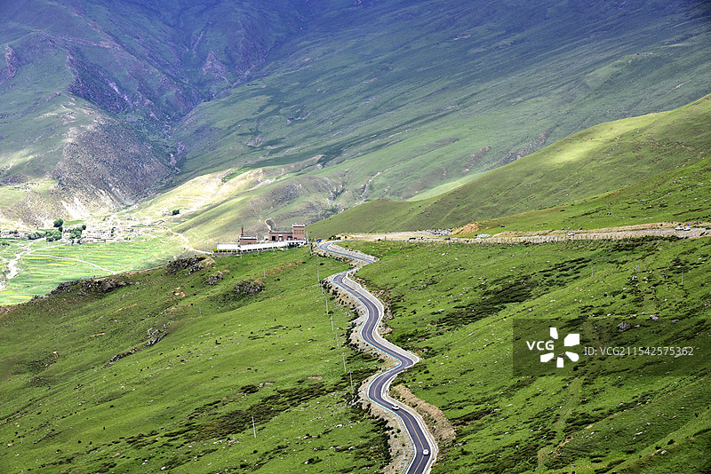 西藏拉萨去甘丹寺的山路图片素材