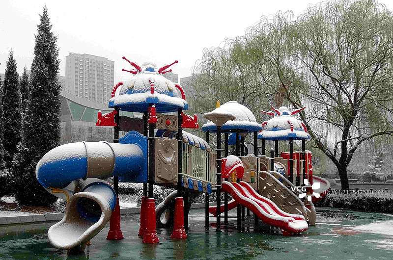 雪中的儿童游乐园图片素材