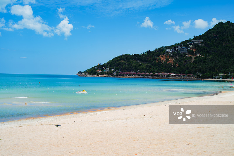泰国苏梅岛一片美丽的海滩，沙滩金黄，海水碧蓝清澈，天空湛蓝飘着白云，洋溢着夏日的清爽与惬意。图片素材