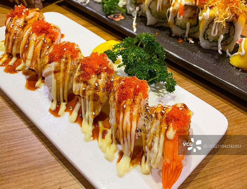 桌上盘子里的寿司特写镜头图片素材