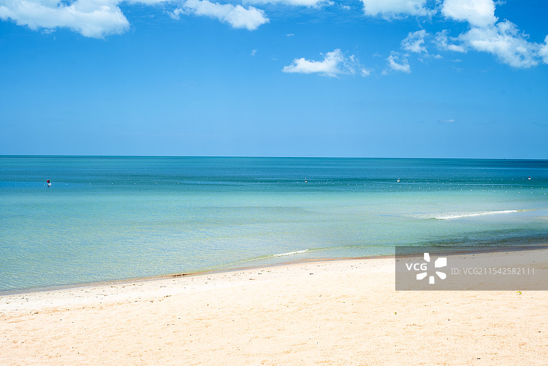 泰国苏梅岛一片美丽的海滩，沙滩金黄，海水碧蓝清澈，天空湛蓝飘着白云，洋溢着夏日的清爽与惬意。图片素材