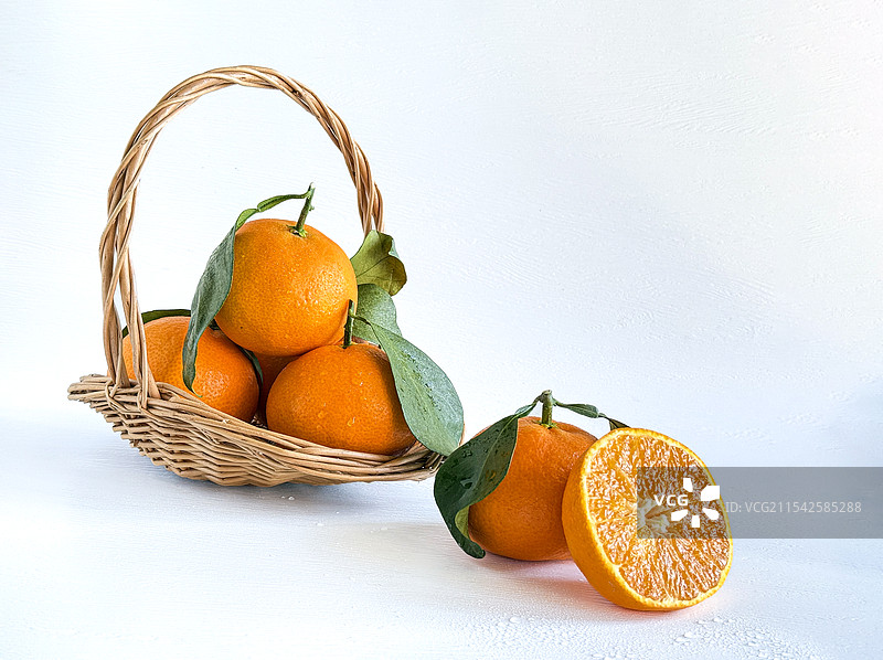 白色背景上新鲜多汁的橙子图片素材