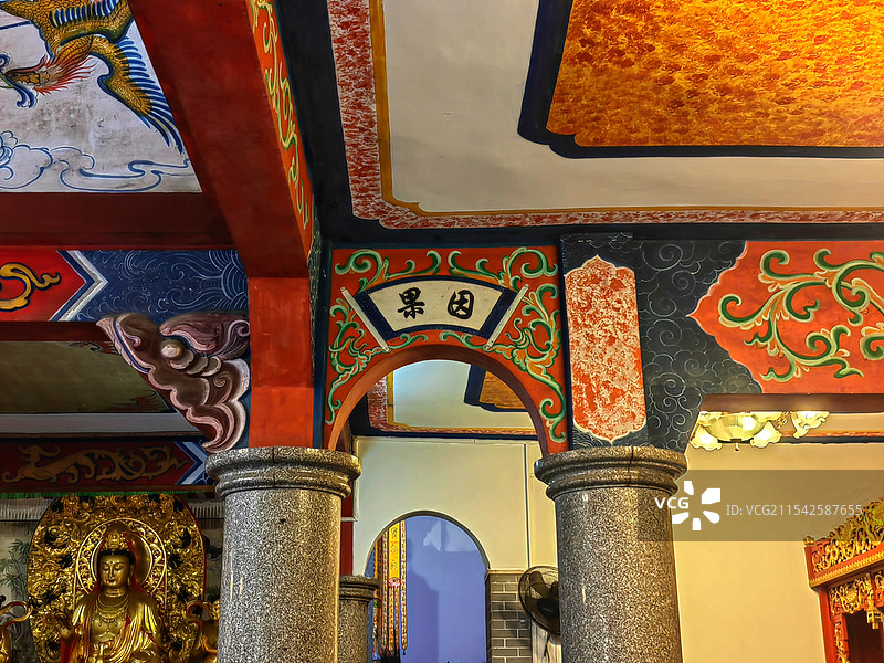 凤岩古庙内景深圳凤凰山，凤岩古庙。依山傍海，殿宇恢宏，香烟缭绕，晨钟暮鼓，不绝如缕。图片素材