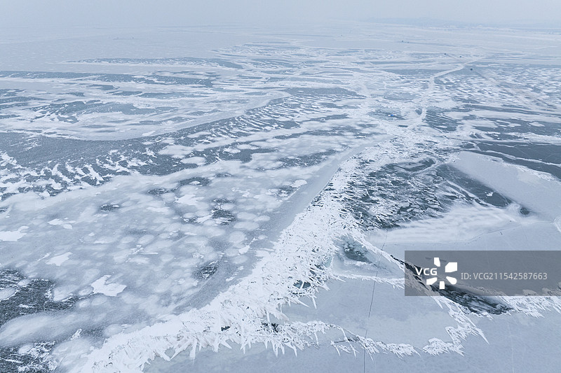 航拍冬季冰封的吉林松原查干湖空镜图片素材