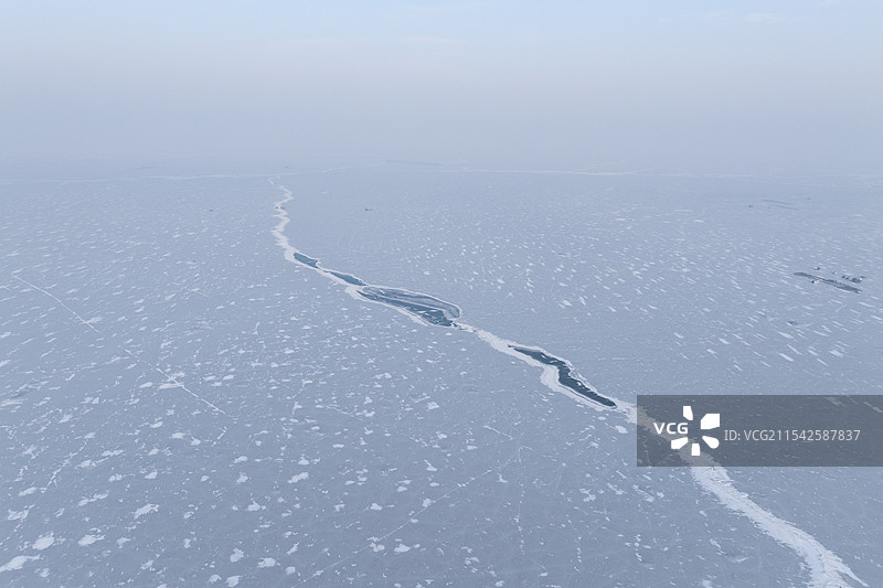 航拍冬季冰封的吉林松原查干湖空镜图片素材