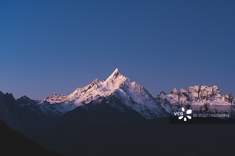 飞来寺视角下的梅里日照金山-缅茨姆图片素材