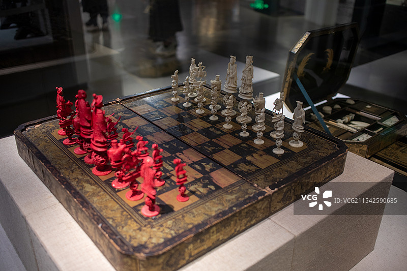 19世纪象牙人物纹国际象棋盘图片素材
