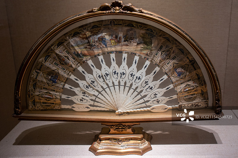 19世纪骨雕贴银油彩人物纹折扇图片素材