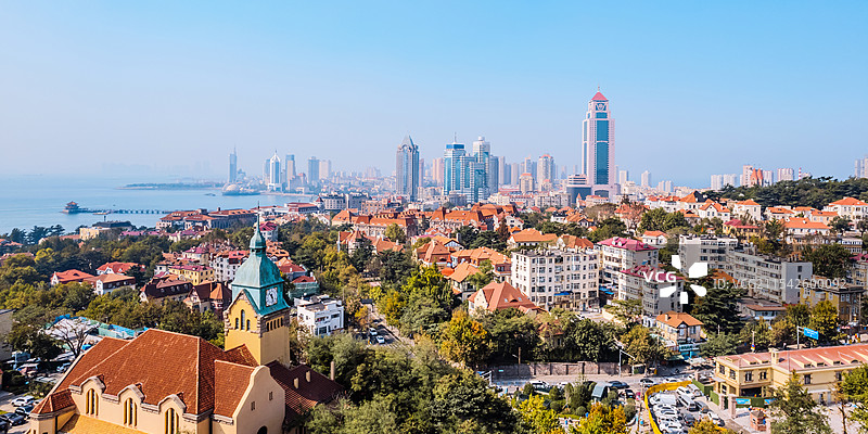 中国山东青岛市南区青岛基督教堂和栈桥高视角航拍风光图片素材