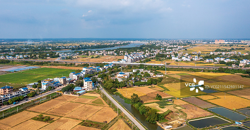 航拍农村田园风光秋色动车图片素材