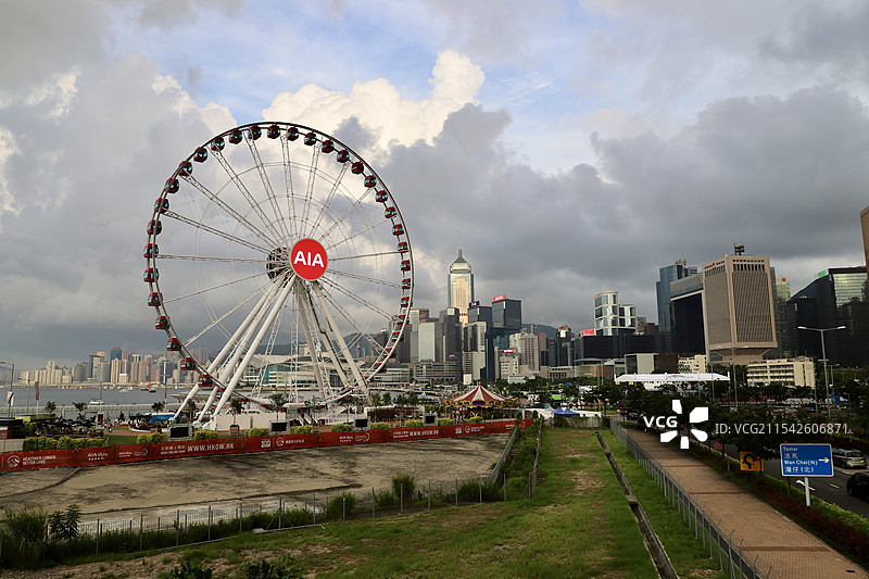 香港中环摩天轮矗立在壮丽的多云天空下图片素材