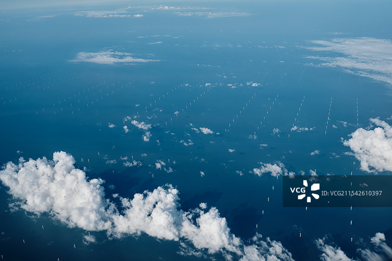 空中俯瞰海上风电场图片素材