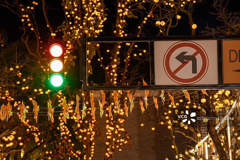 节日氛围下的交通标识，唐山河头老街夜景图片素材