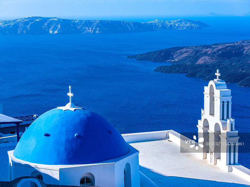 Pyrgos小镇的蓝顶教堂图片素材