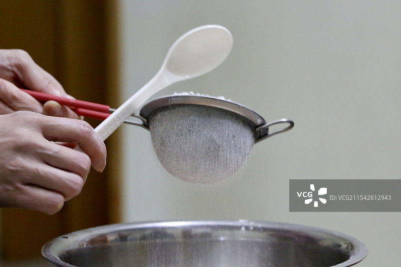 烘培面粉过筛图片素材