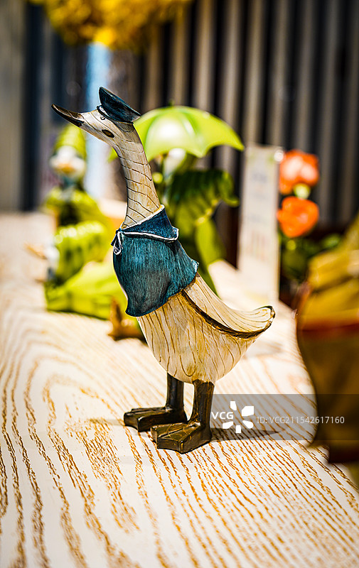 西餐厅里的木质鸭子 木质鹅摆件 工艺品图片素材