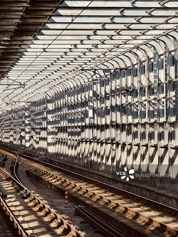 铁轨上的光影图片素材