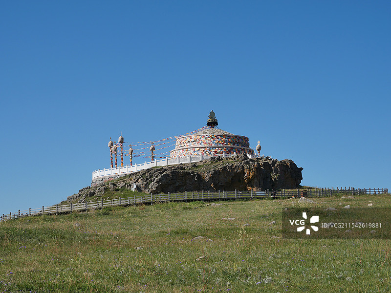 内蒙春坤山蓝天绿色大草原白色敖包图片素材