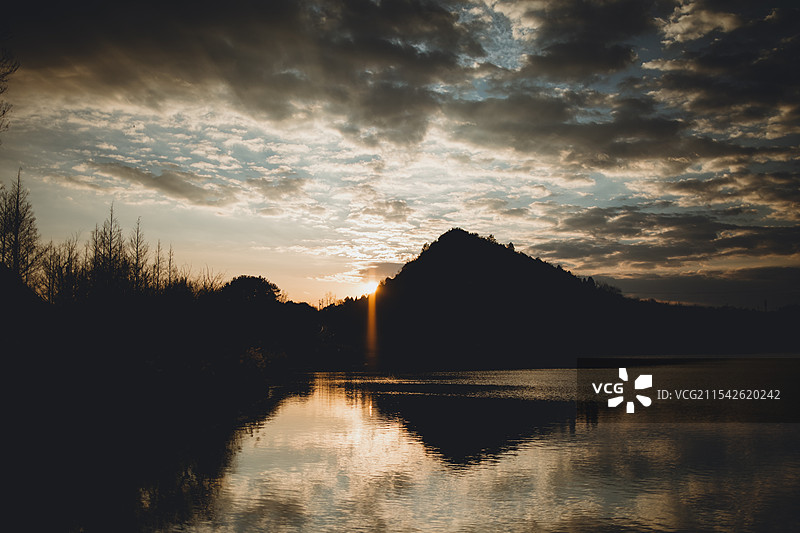月亮湖的日落黄昏图片素材