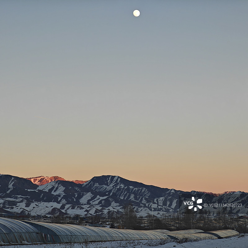 月亮与日落雪山图片素材