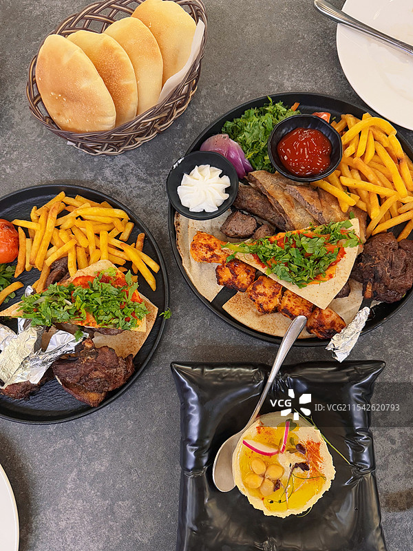 迪拜中东美食 烤肉 面包 鹰嘴豆泥 工作餐的图片素材