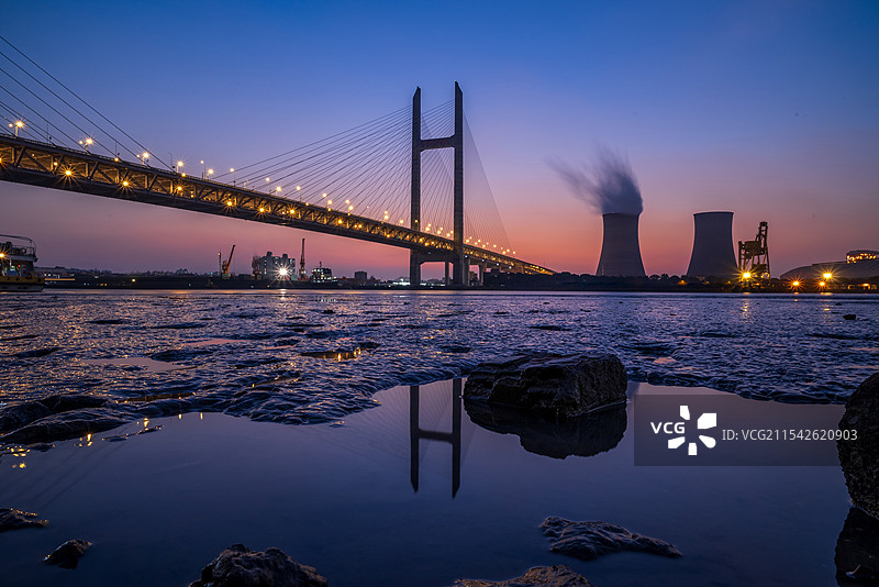 冬日蓝调南浦大桥图片素材