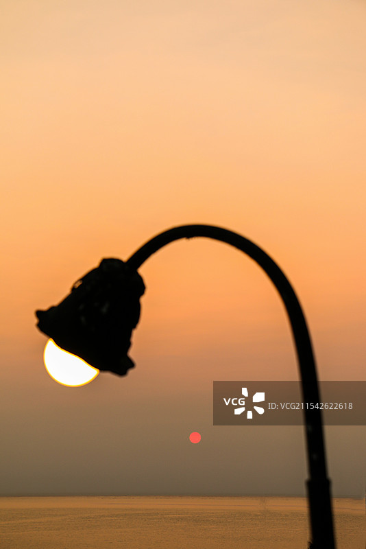 日落与灯光交相呼应图片素材