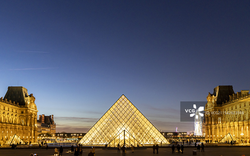 卢浮宫及贝聿铭的大金字塔夜景图片素材