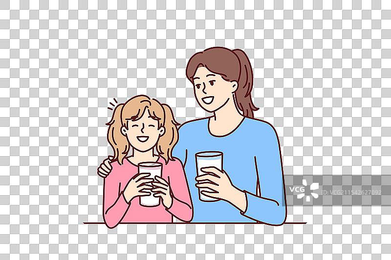 妈妈和女儿喝天然牛奶以获取营养。图片素材